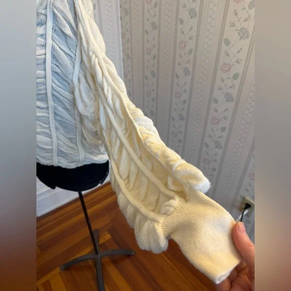 White chunky knit cardigan with buttons. Large flowy sleeves - Picture 3 of 9